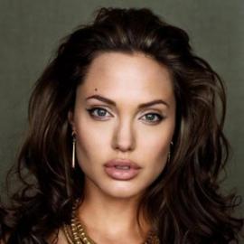 Анджелина Джоли появилась на публике без нижнего белья