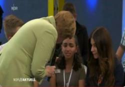 Палестинская девочка расплакалась после разговора с канцлером Германии Ангелой Меркель.