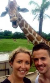 Смеющийся жираф превратил селфи туристов в фотобомбу - ФОТО