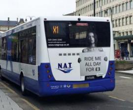 Фото полуголой модели на автобусах возмутило британцев - ФОТО