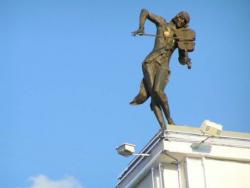 Скандальный монумент: в Харькове прописались два "Скрипача на крыше"