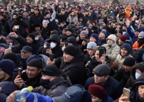 Протестующие ворвались в здание администрации Алматы
